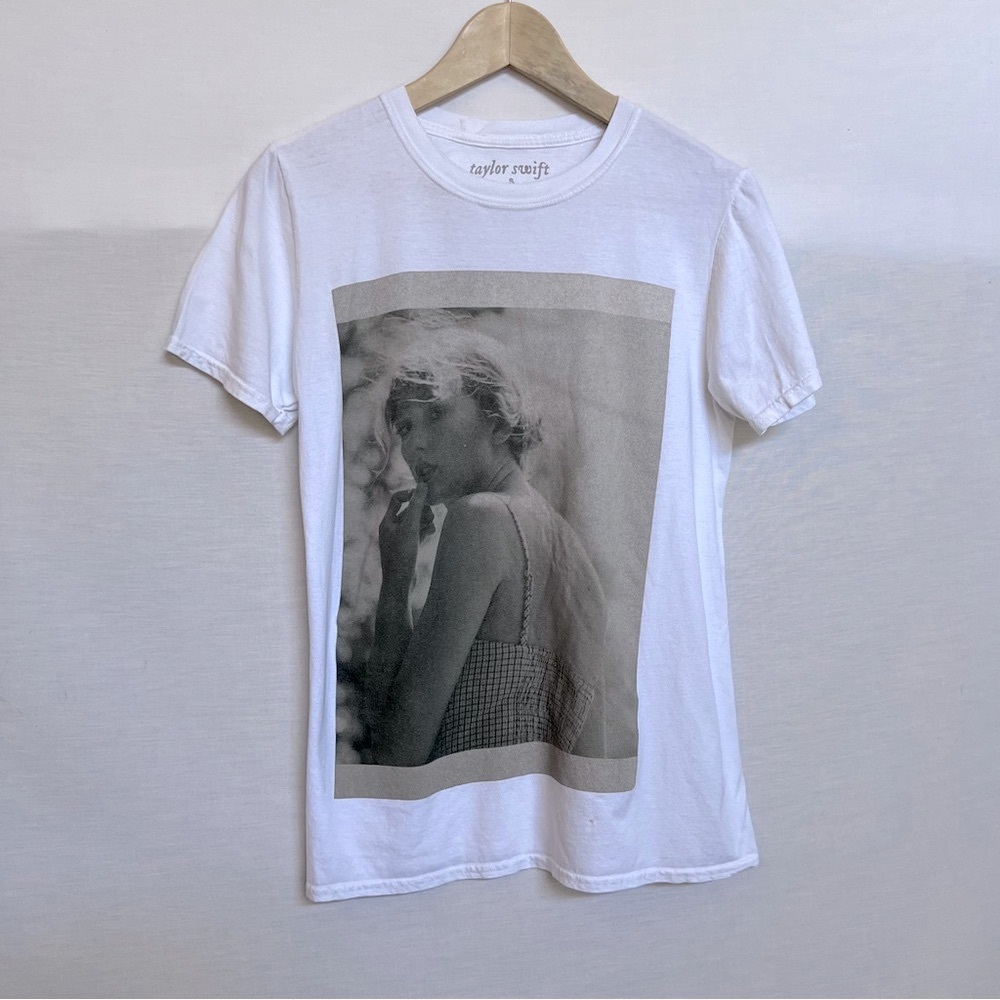 Taylor Swift Folklore 100% Cotton Monochrome Graphic Tee in White - Picture 1 of 9